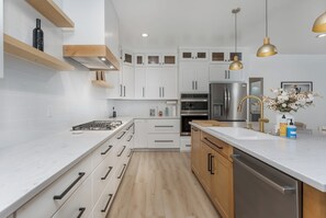 Fridge, microwave, oven, stovetop - New Luxury Durango Home, Hot Tub, Firepit, Sleeps 12, Great Location (Durango)
