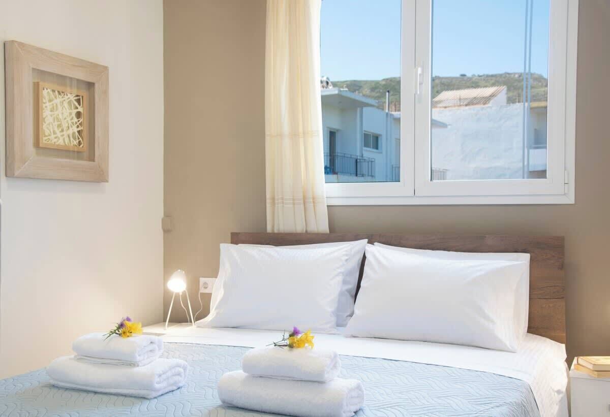 4 soverom, skrivebord, strykejern/-brett og reiseseng for barn