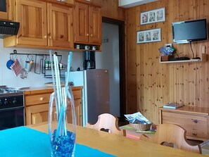 Fridge, oven, cookware/dishes/utensils - Kleine Perle im Livo-Tal by Interhome (Acquaseria)