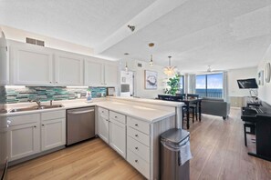 Condo, várias camas (Romar Place 204) | Cozinha privada | Fogão