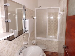 Towels - Wohnung 'Garden' mit Wasserblick by Interhome (Vercana)