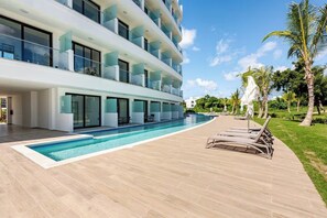 4 개의 야외 수영장, 수영장 파라솔, 일광욕 의자