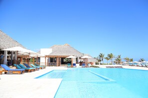 Superior suite, balkon, uitzicht op zwembad | Uitzicht op strand/zee
