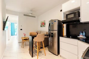 高級套房, 陽台, 泳池景觀 | 私人廚房 | 大型冰箱、微波爐、烤箱、爐台