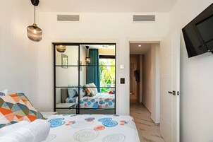 Suite Superior, balcone, vista piscina | Una cassaforte in camera, ferro/asse da stiro, Wi-Fi gratuito