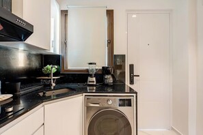 高級套房, 陽台, 泳池景觀 | 私人廚房 | 大型冰箱、微波爐、烤箱、爐台