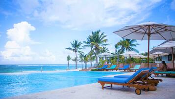 Superior-sviitti, parveke, näköala uima-altaalle | Näkymä rannalle/valtamerelle