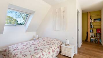 Een strijkplank/strijkijzer, wifi, beddengoed