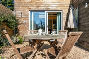 Outdoor dining - Charming Artist’s Cottage Between Countryside and Sea (Lanloup)