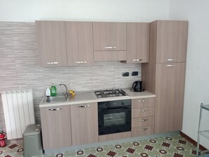 Refrigerador, horno y utensilios de cocina 