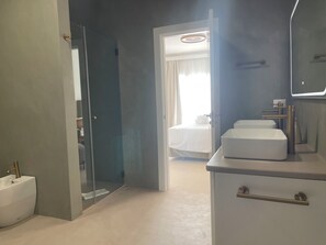 Een douche, een haardroger, een bidet, handdoeken