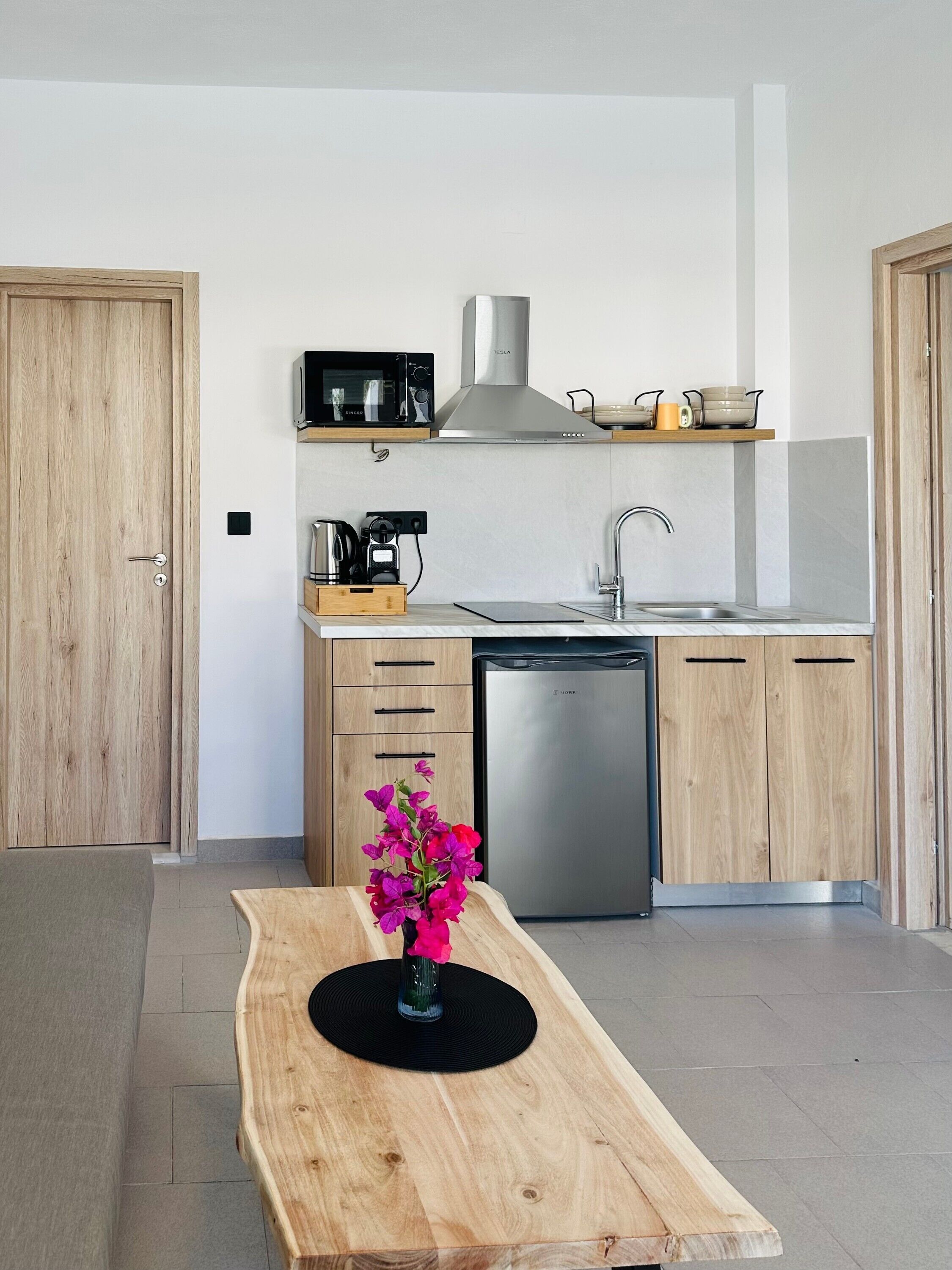 Mikroaaltouuni, kahvin-/teenkeitin