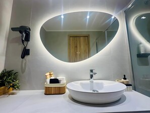 Shower, hair dryer - Holiday Home 'One Bedroom Apartment with Veranda' with Balcony, Wi-Fi and Air Conditioning (Melitiei)