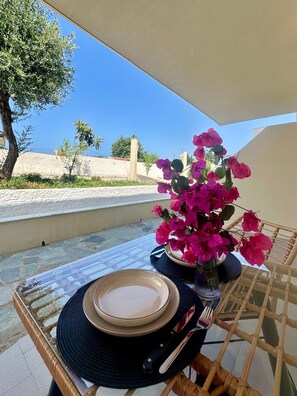 Outdoor dining - Holiday Home 'One Bedroom Apartment with Veranda' with Balcony, Wi-Fi and Air Conditioning (Melitiei)