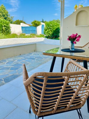 Outdoor dining - Holiday Home 'One Bedroom Apartment with Veranda' with Balcony, Wi-Fi and Air Conditioning (Melitiei)