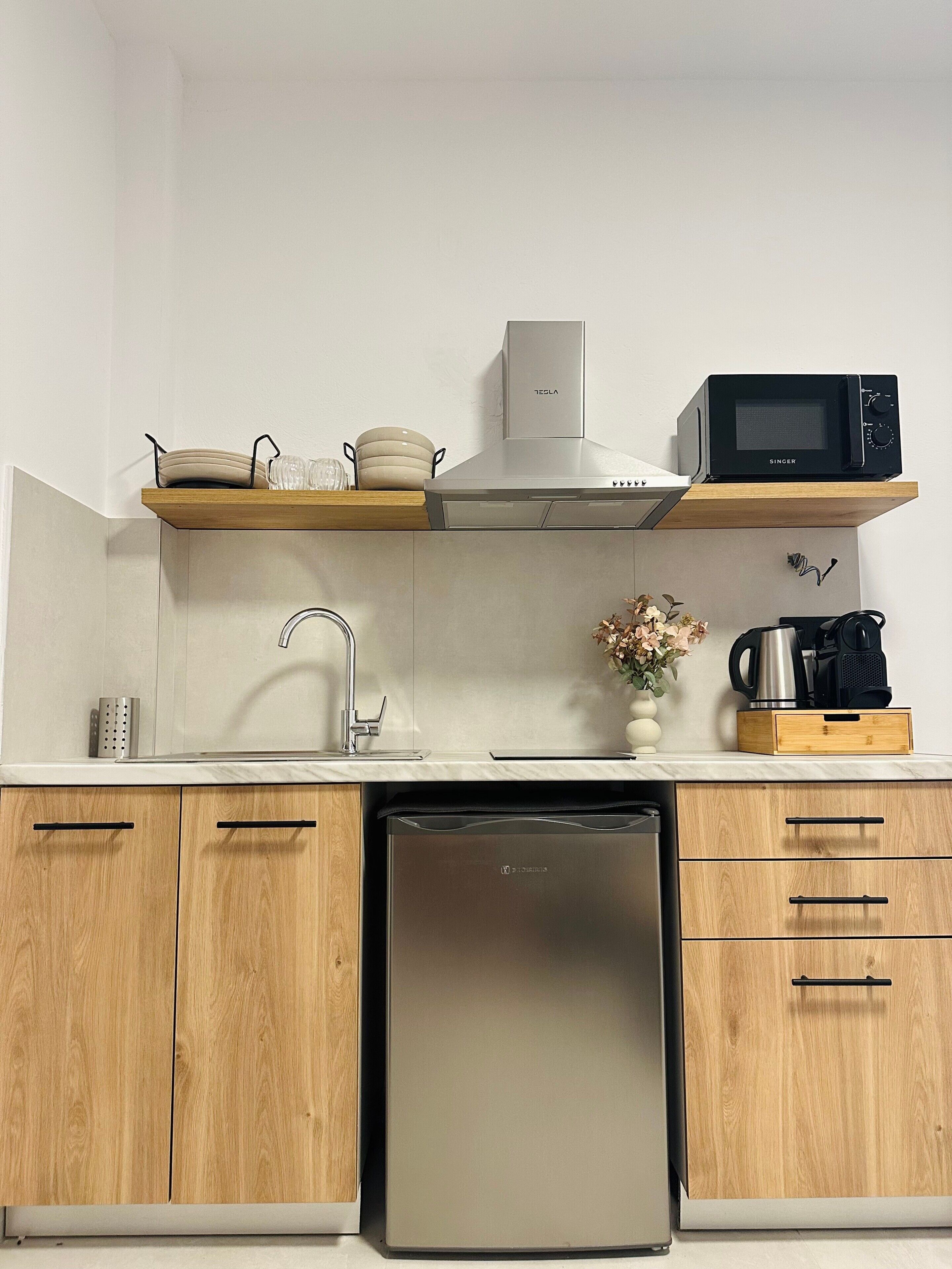 Mikrowelle, Wasserkocher mit Kaffee-/Teezubehör