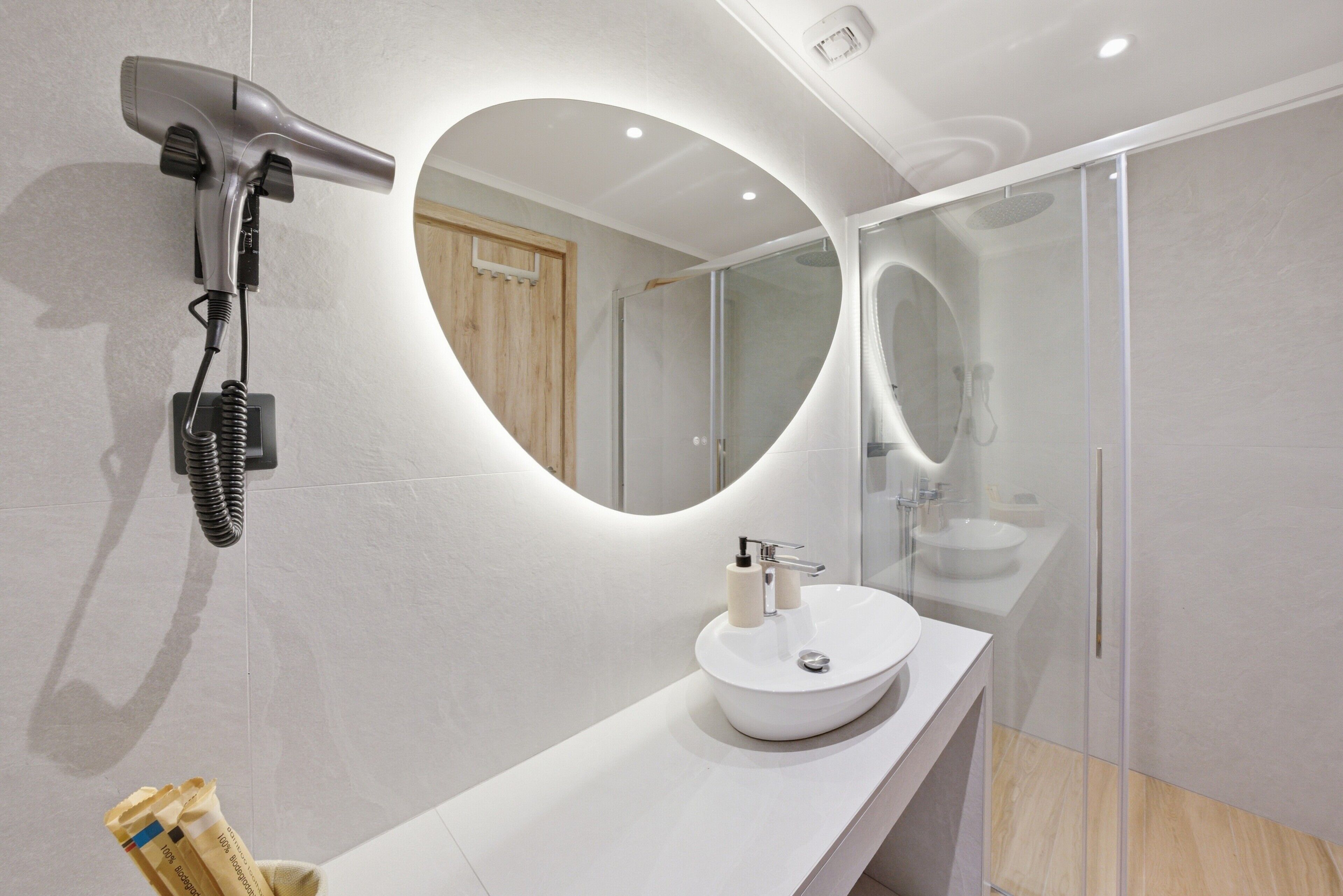 Een douche, een haardroger