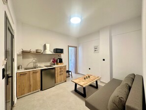 TV - 2-Bedroom Apartment with Terrace, Balcony, Wi-Fi & Air Conditioning (Melitiei)