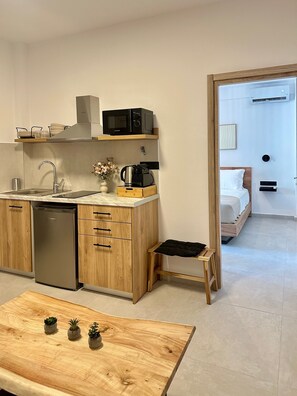 Microwave, coffee/tea maker - 2-Bedroom Apartment with Terrace, Balcony, Wi-Fi & Air Conditioning (Melitiei)