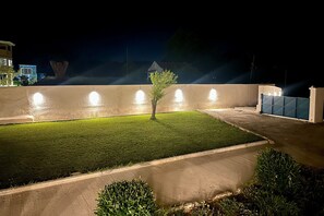 Property grounds - 2-Bedroom Apartment with Terrace, Balcony, Wi-Fi & Air Conditioning (Melitiei)