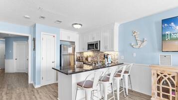 Leilighet – signature, 1 soverom, balkong, strandutsikt | Eget kjøkken | Kjøleskap, mikrobølgeovn, ovn og kokeplater