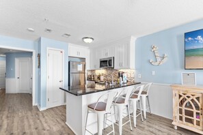 Apartamento Signature, 1 habitación, balcón, vistas a la playa | Cocina privada | Frigorífico, microondas, horno y placa de cocina