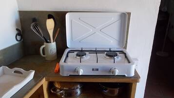 Réfrigérateur, micro-ondes, batterie de cuisine, vaisselle et ustensiles