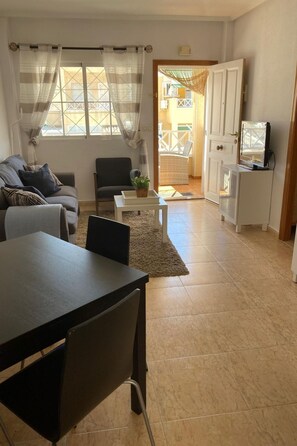 TV, DVD player - Appartement mit Dachterrasse und Balkon plus Gemeinschaftspool, in der Nähe von by Interhome (Torrevieja)
