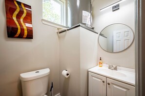 Towels, soap, toilet paper - 1 Bedroom Apartment Close to FIFA World Cup Stadium (Houston)