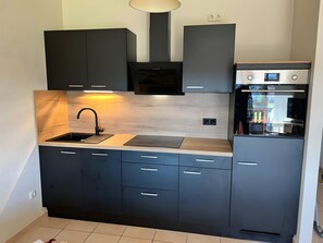 Kühlschrank, Mikrowelle, Ofen, Herdplatte