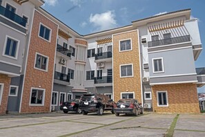 Exterior - 3 Bedroom En-Suite, Wi-Fi, Secured, 24/7 Power (Ikeja)