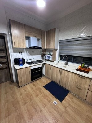 Fridge, microwave, oven, stovetop - 3 Bedroom En-Suite, Wi-Fi, Secured, 24/7 Power (Ikeja)