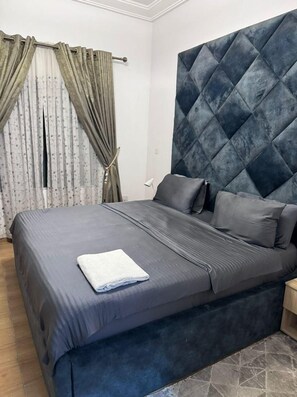 3 bedrooms, iron/ironing board, free WiFi, bed sheets - 3 Bedroom En-Suite, Wi-Fi, Secured, 24/7 Power (Ikeja)