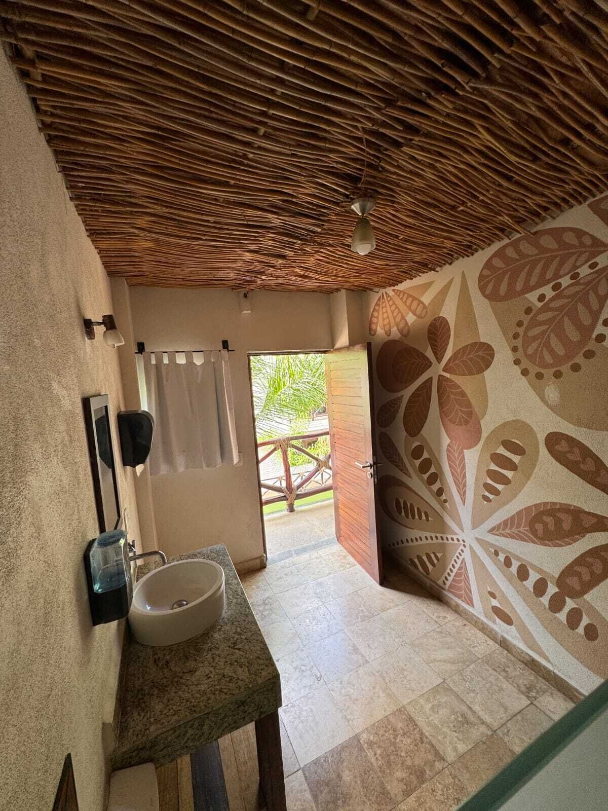 Habitación doble familiar | Baño | Regadera, amenidades de baño gratuitas, toallas, jabón 