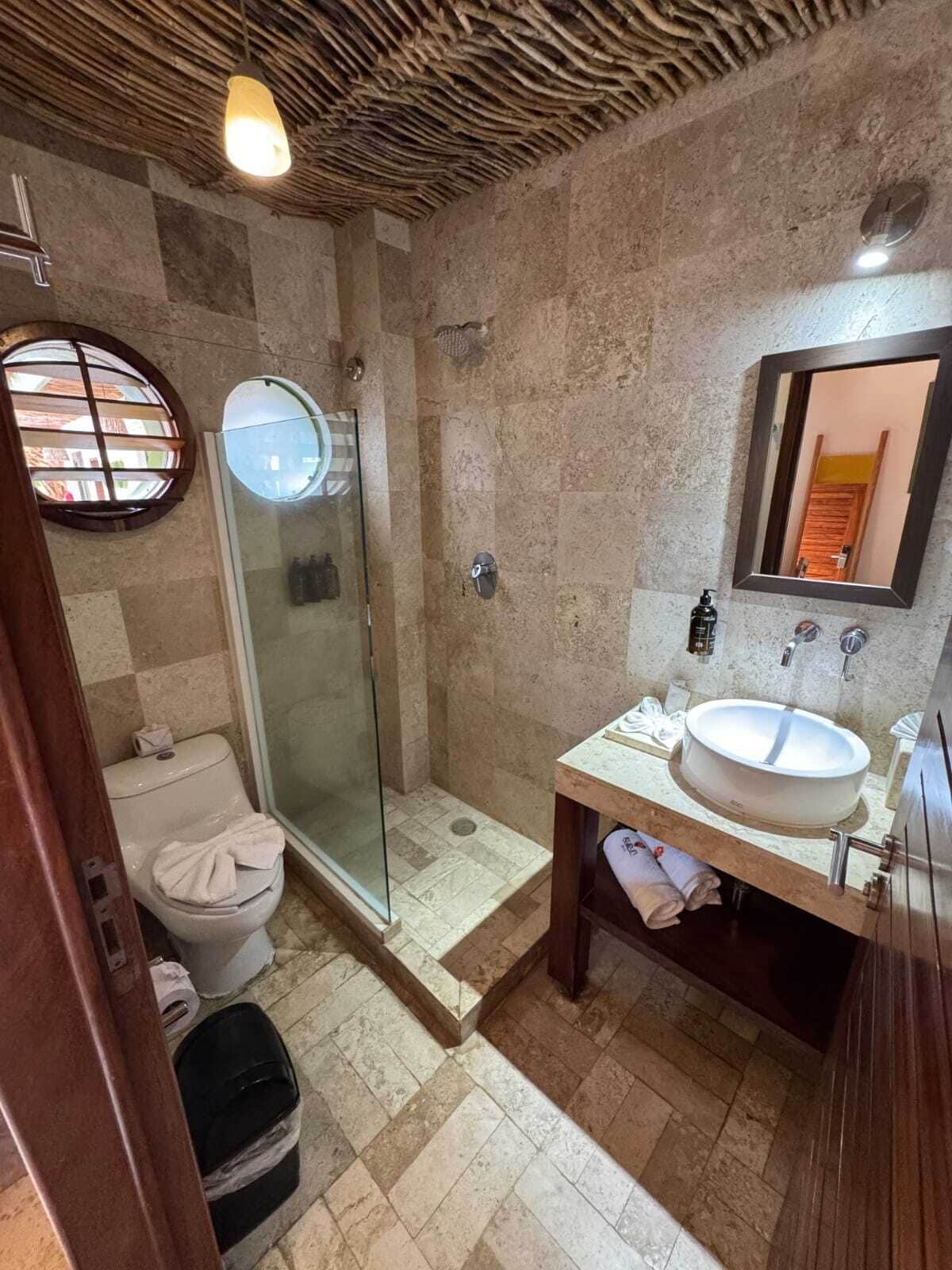 Ducha, artículos de tocador gratuitos, toallas, jabón
