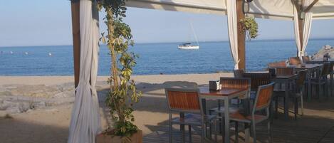 屋外ダイニングエリア