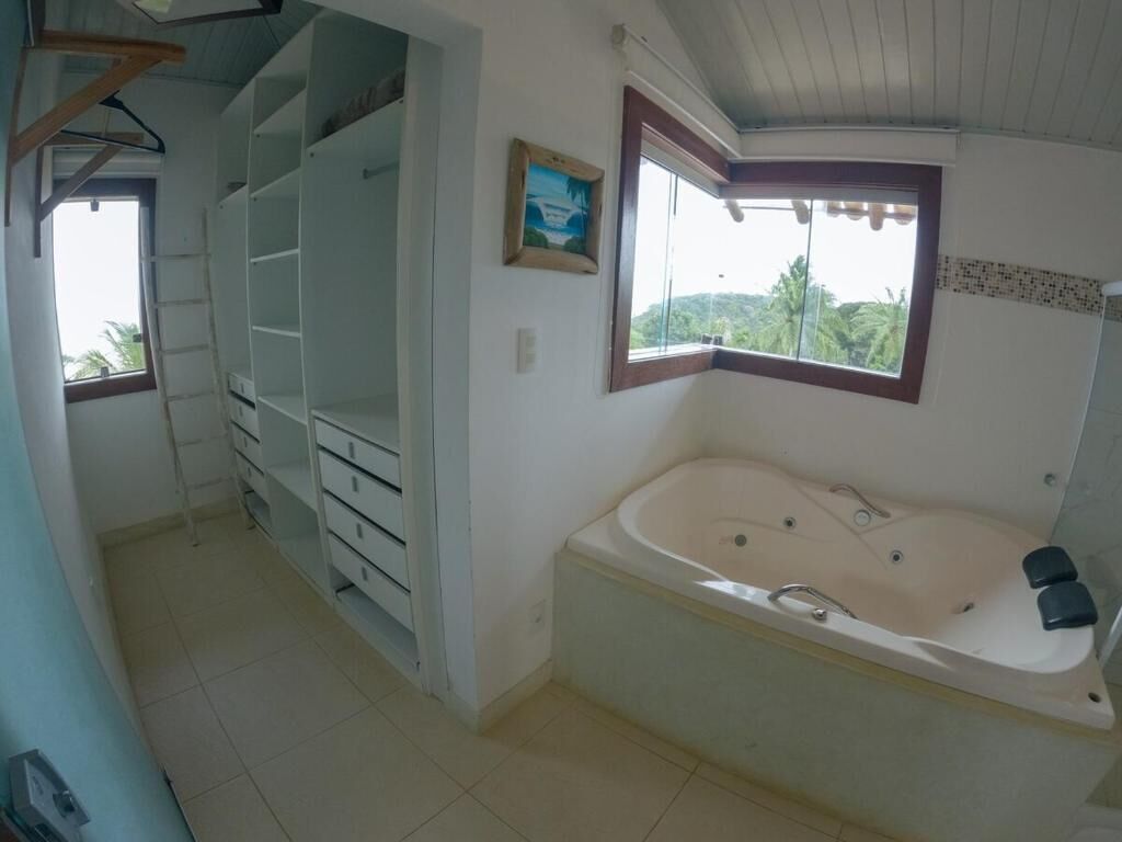 Een bubbelbad, een haardroger, handdoeken, zeep