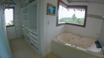 Een bubbelbad, een haardroger, handdoeken, zeep