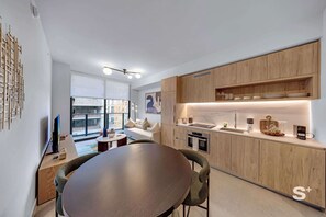 Réfrigérateur, four à micro-ondes, surface de cuisson, lave-vaisselle