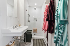 Dusche, Haartrockner, Handtücher