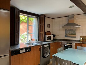 Fridge, microwave, oven, dishwasher - Casa dos Caseiros für 4 Personen by Interhome (Brión)