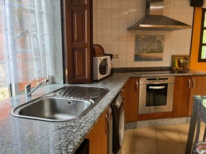 Fridge, microwave, oven, dishwasher - Casa dos Caseiros für 4 Personen by Interhome (Brión)