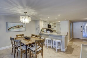 Dining - Sunset Rentals | Plantation Club 437 | Dog Friendly (Hilton Head Island)