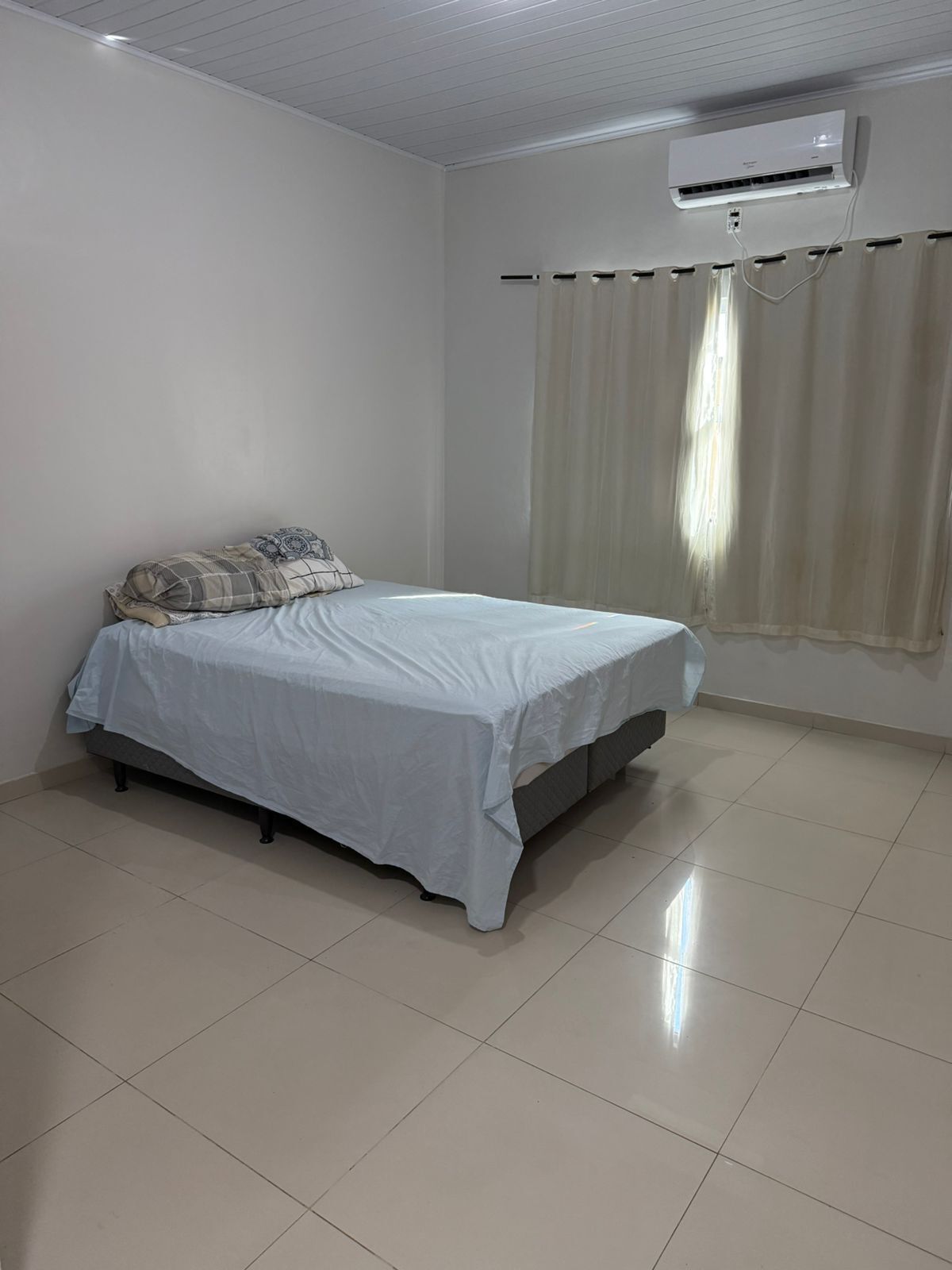 Tabla de planchar con plancha, wifi y ropa de cama 