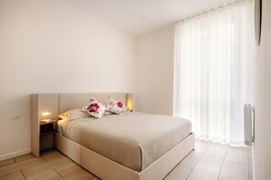 2 bedrooms, iron/ironing board, WiFi, bed sheets - The Bronze Rose (Bergamo)