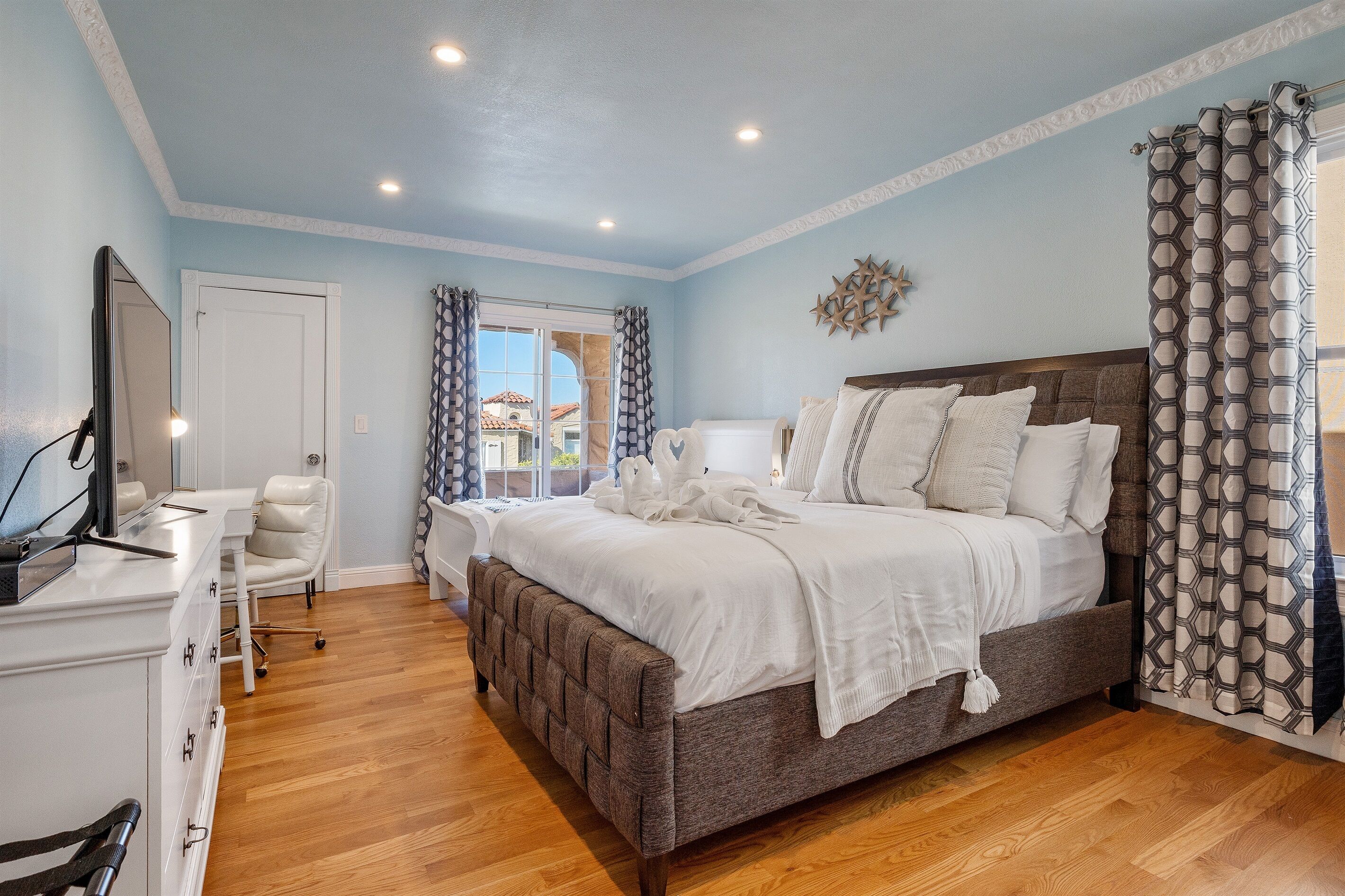 Escrivaninha, ferros/tábuas de passar roupa, Wi-Fi, roupa de cama