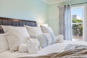 Escritorio, tabla de planchar con plancha, wifi y ropa de cama 