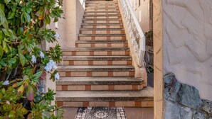 A staircase leading to a building entrance, marked with the number 3010. - Mediterranean Charm Nr Beach/Shopping/EZ Parking (San Francisco)