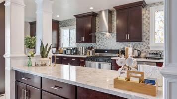 Kjøleskap, mikrobølgeovn, ovn og kokeplater