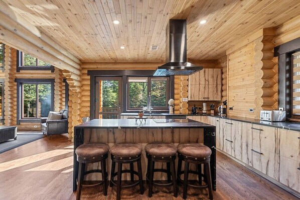 Een koelkast, een magnetron, een koffiezetapparaat/waterkoker